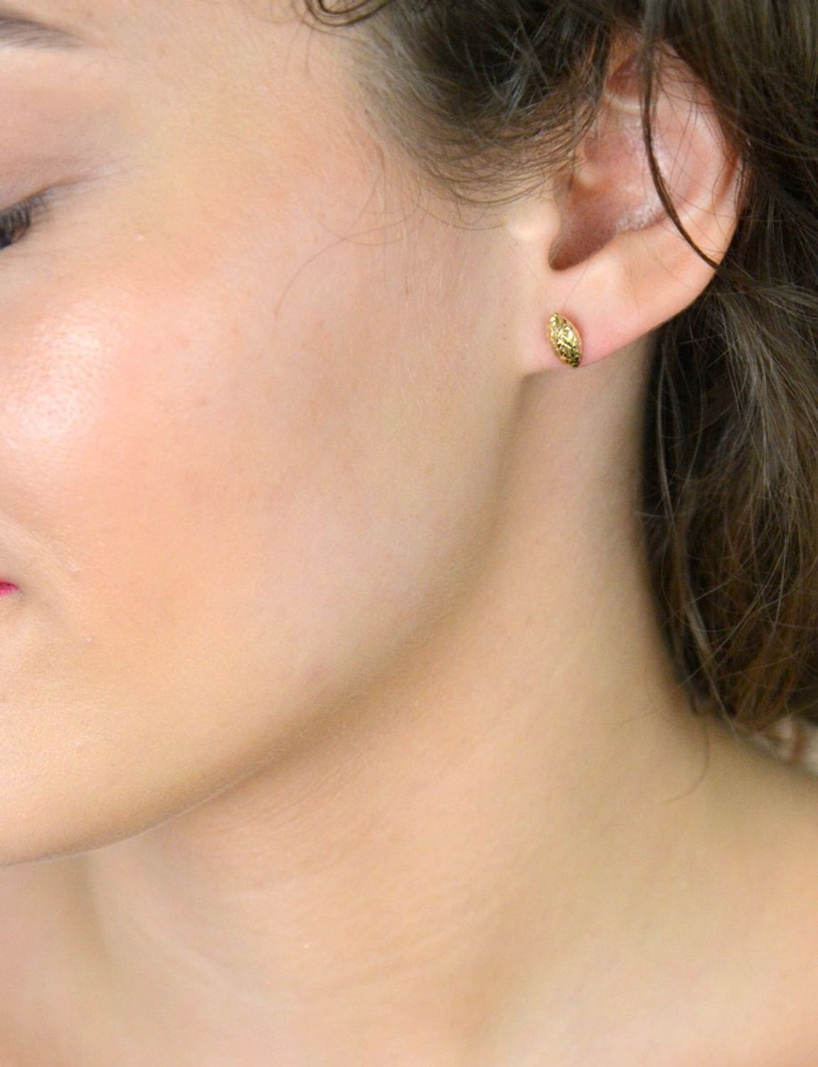 Kolczyki złote grawerowane pr 375, KL 2145 375  Prezentujemy wyjątkowe złote kolczyki o próbie 375, które łączą klasyczny styl z delikatnym grawerowanym wzorem.1.jpg